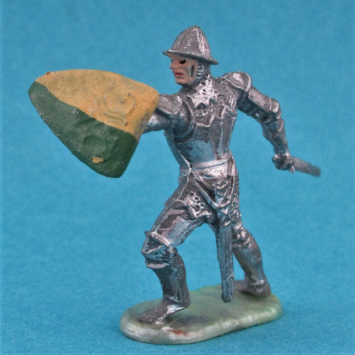 8940 4 Chevalier en armure attaquant avec épée et bouclier en avant (II b).